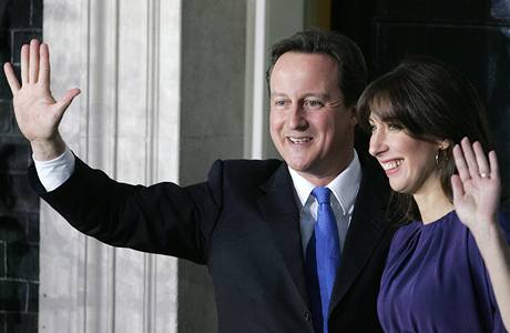 Nový britský ministerský předseda David Cameron s manželkou Samanthou po příjezdu do Downing Street 10. (11. května 2010) Nový britský ministerský předseda David Cameron s manželkou Samanthou po příjezdu do Downing Street 10. (11. května 2010)