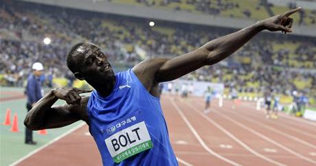 Usain Bolt svým typickým způsobem slaví triumf v závodě na 100 metrů v jihokorejském Tegu (19.5.2010) Usain Bolt svým typickým způsobem slaví triumf v závodě na 100 metrů v jihokorejském Tegu (19.5.2010)