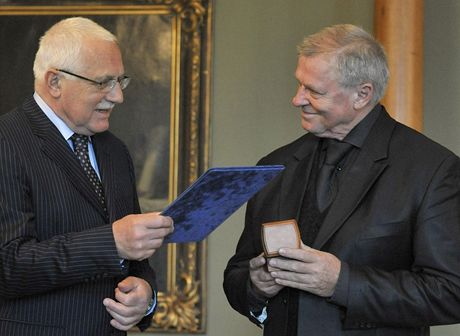 Prezident Václav Klaus (vlevo) ocenil na Pražském hradě jazzového zpěváka Ladislava Kerndla (12. května 2010) Prezident Václav Klaus (vlevo) ocenil na Pražském hradě jazzového zpěváka Ladislava Kerndla (12. května 2010)