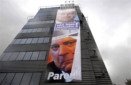 Reklamní plachta s Petrem Nečasem a Jiřím Paroubkem je upevňována na budovu pražského sídla ODS. (14. května 2010) Reklamní plachta s Petrem Nečasem a Jiřím Paroubkem je upevňována na budovu pražského sídla ODS. (14. května 2010)