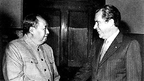 Předseda komunistické strany v Číně Mao Ce-tung a prezident USA Richard Nixon na svém jednání v únoru 1972. Předseda komunistické strany v Číně Mao Ce-tung a prezident USA Richard Nixon na svém jednání v únoru 1972.
