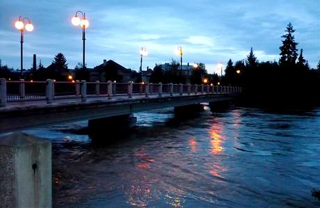 V půl páté ráno byla hladina Bečvy v Přerově stále nebezpečně vysoká. (18. května 2010) V půl páté ráno byla hladina Bečvy v Přerově stále nebezpečně vysoká. (18. května 2010)