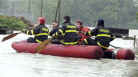 Hasiči vezou statkářku Janu Marcolovou zkontrolovat zvířata, která zůstala v hospodářských budovách. (18. května 2010) Hasiči vezou statkářku Janu Marcolovou zkontrolovat zvířata, která zůstala v hospodářských budovách. (18. května 2010)