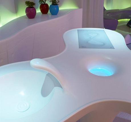 Futuristická vize kuchyně podle Karima Rashida už funguje, alespoň částečně - varná deska se již vyrábí Futuristická vize kuchyně podle Karima Rashida už funguje, alespoň částečně - varná deska se již vyrábí