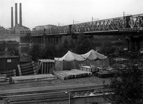 Stavba tramvajového mostu v Troji Stavba tramvajového mostu v Troji