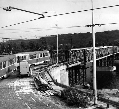 Stavba tramvajového mostu v Troji Stavba tramvajového mostu v Troji