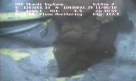 Společnost British Petroleum zveřejnila první fotografii a video z mořského dna v Mexickém zálivu, kde uniká ropa (13. května 2010) Společnost British Petroleum zveřejnila první fotografii a video z mořského dna v Mexickém zálivu, kde uniká ropa (13. května 2010)