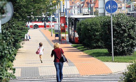 Dva a půl kilometru dlouhá trasa na Evropské ulici v Praze vede přes zastávku autobusů městské hromadné dopravy. V cestě cyklistům navíc stojí sloupy a lampy. Dva a půl kilometru dlouhá trasa na Evropské ulici v Praze vede přes zastávku autobusů městské hromadné dopravy. V cestě cyklistům navíc stojí sloupy a lampy.