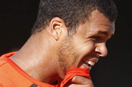 NECHÁPE. Jo-Wilfried Tsonga se trápil v 1. kole pařížského grandslamu s Němcem Brandsem. Nakonec ale po pětisetové bitvě postoupil NECHÁPE. Jo-Wilfried Tsonga se trápil v 1. kole pařížského grandslamu s Němcem Brandsem. Nakonec ale po pětisetové bitvě postoupil