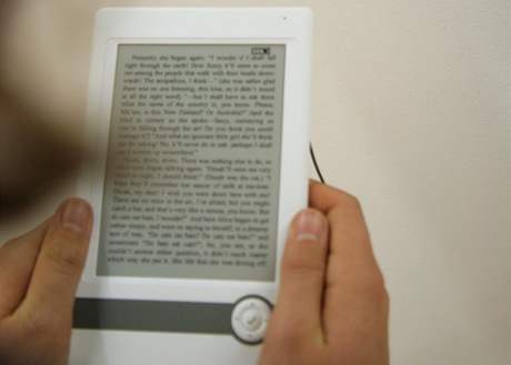 Elektronika se nezbytně prosazuje i na největším knižním veletrhu ve Frankfurtu - prezentace jednoho z e-booků Elektronika se nezbytně prosazuje i na největším knižním veletrhu ve Frankfurtu - prezentace jednoho z e-booků