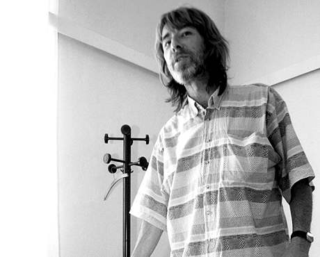 Stanislav Tůma instaluje v příbramské Galerii Františka Drtikola na Zámečku expozici svých snímků; srpen 2001. Stanislav Tůma instaluje v příbramské Galerii Františka Drtikola na Zámečku expozici svých snímků; srpen 2001.