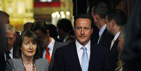 Britský premiér David Cameron na slavnostním zahájení nového zasedacího období britského parlamentu (25. května 2010) Britský premiér David Cameron na slavnostním zahájení nového zasedacího období britského parlamentu (25. května 2010)