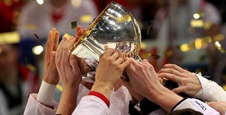 TROFEJ PRO MISTRY SVĚTA. A je v rukách českých hokejistů, Jaromíra Jágra a spol.