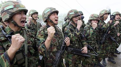 Jihokorejští vojáci nacvičují obranu proti případnému útok severokorejské armády. (25. května 2010) Jihokorejští vojáci nacvičují obranu proti případnému útok severokorejské armády. (25. května 2010)
