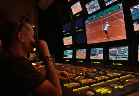 Roland Garros - Přenosový 3D vůz. Uprostřed je umístěn 3D monitor. Režisér i střihač používají pro sledování trojrozměrného obrazu polarizační brýle. Roland Garros - Přenosový 3D vůz. Uprostřed je umístěn 3D monitor. Režisér i střihač používají pro sledování trojrozměrného obrazu polarizační brýle.