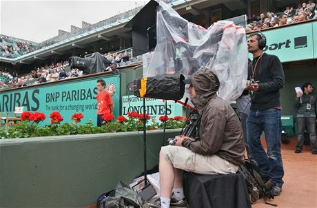 Roland Garros - kameraman obsluhuje sestavu kamer pro snímání ve 3D během zápasu Venus Wiliamsová / Arantxa Parra Santonja. Pomocník sleduje výsledný záběr na malém monitoru a upravuje prostorový vjem dálkovým ovladačem. Roland Garros - kameraman obsluhuje sestavu kamer pro snímání ve 3D během zápasu Venus Wiliamsová / Arantxa Parra Santonja. Pomocník sleduje výsledný záběr na malém monitoru a upravuje prostorový vjem dálkovým ovladačem.