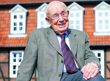 Prof. Dr. Fritz Sennheiser před sídlem společnosti Sennheiser ve Wennebostelu