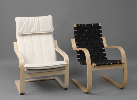 Vlevo křeslo Poang (1970) z tzv. skandinávské moderny, výroba IKEA, vpravo křeslo designéra Alvaro Aalta Vlevo křeslo Poang (1970) z tzv. skandinávské moderny, výroba IKEA, vpravo křeslo designéra Alvaro Aalta