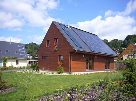 Koberovy, Česko. Podobnou dřevostavbu, kde solární kolektory a fotovoltaické panely zajistí dost energie na pokrytí spotřeby tepla, lze pořídit za cenu do čtyř milionů korun
Koberovy, Česko. Podobnou dřevostavbu, kde solární kolektory a fotovoltaické panely zajistí dost energie na pokrytí spotřeby tepla, lze pořídit za cenu do čtyř milionů korun