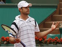 TO SNAD NE?! Americký tenista Andy Roddick se diví v zápase s Rusem Gabašvilim, který ho z Roland Garros vyprovodil. TO SNAD NE?! Americký tenista Andy Roddick se diví v zápase s Rusem Gabašvilim, který ho z Roland Garros vyprovodil.