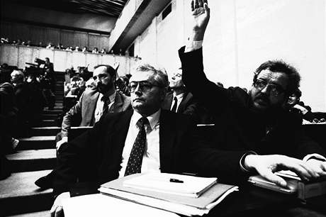Inkriminovaný lidovecký poslanec Josef Bartončík a komunistobijec Václav Benda (hlasující) na půdě Federálního shromáždění, Praha 1991 Inkriminovaný lidovecký poslanec Josef Bartončík a komunistobijec Václav Benda (hlasující) na půdě Federálního shromáždění, Praha 1991
