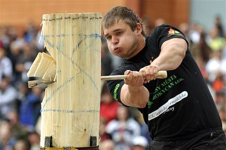 Zdeněk Maťha z Oseku u Rokycan přesekává vestoje na prkně topolový blok na čas při disciplíně spring board Zdeněk Maťha z Oseku u Rokycan přesekává vestoje na prkně topolový blok na čas při disciplíně spring board