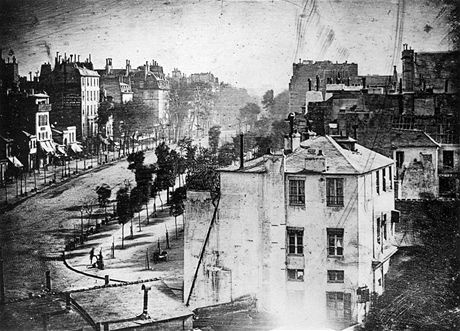 Boulevard du Temple, Paříž v roce 1838 - první snímek člověka. Zdánlivě klidná ulice byla ve skutečnosti rušnou třídou. Dlouhá expozice (více než deset minut) však "vymazala" všechno, co se hýbalo. Na snímku zůstal pouze muž, který si nechává čistit boty. Boulevard du Temple, Paříž v roce 1838 - první snímek člověka. Zdánlivě klidná ulice byla ve skutečnosti rušnou třídou. Dlouhá expozice (více než deset minut) však "vymazala" všechno, co se hýbalo. Na snímku zůstal pouze muž, který si nechává čistit boty.