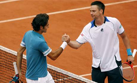Roger Federer (vlevo) gratuluje svému přemožiteli Robinu Söderlingovi, který ho porazil v semifinále Roland Garros. Roger Federer (vlevo) gratuluje svému přemožiteli Robinu Söderlingovi, který ho porazil v semifinále Roland Garros.