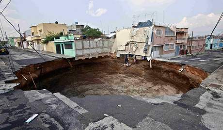 Sinkholes Guatemala on Monterroso Tak   Dodal    E Dno Kr  Teru Je Nepravideln   A Postupn