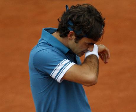 SMUTNÝ HRDINA. Švýcar Roger Federer vypadl po porážce se Söderlingem z tenisového Roland Garros. SMUTNÝ HRDINA. Švýcar Roger Federer vypadl po porážce se Söderlingem z tenisového Roland Garros.
