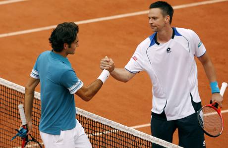 Roger Federer (vlevo) gratuluje svému přemožiteli Robinu Söderlingovi, který ho porazil v semifinále Roland Garros. Roger Federer (vlevo) gratuluje svému přemožiteli Robinu Söderlingovi, který ho porazil v semifinále Roland Garros.