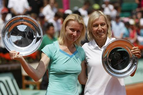 Jana Novotná (vlevo) a Martina Navrátilová pózují s trofejemi pro vítězný pár turnaje legend ve čtyřhře na Roland Garros. Jana Novotná (vlevo) a Martina Navrátilová pózují s trofejemi pro vítězný pár turnaje legend ve čtyřhře na Roland Garros.