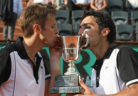 Kanaďan Daniel Nestor a Srb Nenad Zimonjič se radují po vítězství nad česko-indickým párem Dlouhý-Paes ve finále čtyřhry na Roland Garros. Kanaďan Daniel Nestor a Srb Nenad Zimonjič se radují po vítězství nad česko-indickým párem Dlouhý-Paes ve finále čtyřhry na Roland Garros.