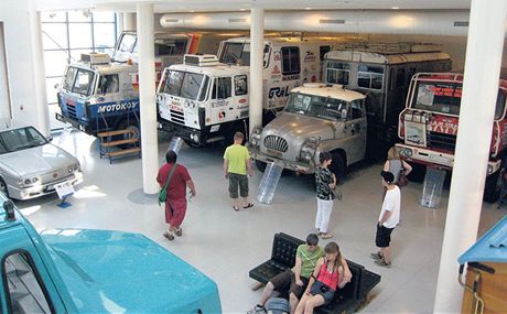 Nákladní vozy Tatra vítězily opakovaně v rallye Paříž – Dakar. Je jim věnována jedna velká místnost. Ke každé kabině vedou schůdky, kterými lze nahlédnout dovnitř. Nákladní vozy Tatra vítězily opakovaně v rallye Paříž – Dakar. Je jim věnována jedna velká místnost. Ke každé kabině vedou schůdky, kterými lze nahlédnout dovnitř.