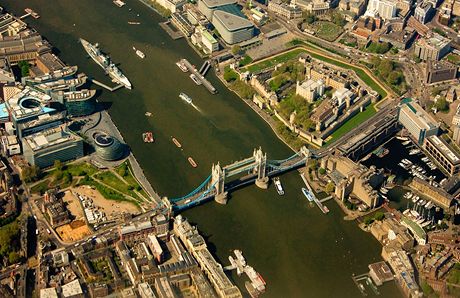 Londýn. Z paluby letadla je velmi dobře vidět nejstarší most přes řeku Temži - Tower Bridge i nedaleké sídlo anglických králů - hrad Tower Londýn. Z paluby letadla je velmi dobře vidět nejstarší most přes řeku Temži - Tower Bridge i nedaleké sídlo anglických králů - hrad Tower