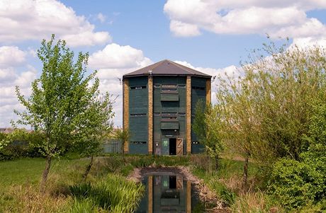 Třípodlažní vyhlídková věž - Peacock Tower je jedinou vyšší stavbu uvnitř areálu London Wetland Centre. Třípodlažní vyhlídková věž - Peacock Tower je jedinou vyšší stavbu uvnitř areálu London Wetland Centre.