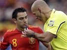 TAK POSLOUCHEJ Španělský záložník Xavi Hernandez a rozhodčí Howard Webb z Anglie. TAK POSLOUCHEJ Španělský záložník Xavi Hernandez a rozhodčí Howard Webb z Anglie.