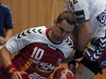 Český házenkář Jan Filip padá po souboji se srbským házenkářem. Český házenkář Jan Filip padá po souboji se srbským házenkářem.