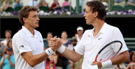BITVA. Tenisté Denis Istomin (vlevo) a Tomáš Berdych si podávájí ruce po dlouhém vzájemném zápase ve Wimbledonu. BITVA. Tenisté Denis Istomin (vlevo) a Tomáš Berdych si podávájí ruce po dlouhém vzájemném zápase ve Wimbledonu.