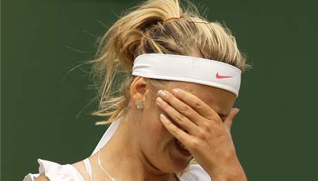 CO JSEM TO PROVEDLA. Běloruská tenistka Viktoria Azarenková nechápe, od Petry Kvitové dostala výprask ve 3. kole Wimbledonu. CO JSEM TO PROVEDLA. Běloruská tenistka Viktoria Azarenková nechápe, od Petry Kvitové dostala výprask ve 3. kole Wimbledonu.