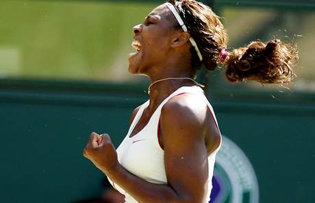 Serena Williamsová se raduje ze zisku tie breaku úvodní sady v duelu 4. kola Wimbledonu proti Marii Šarapovové. Serena Williamsová se raduje ze zisku tie breaku úvodní sady v duelu 4. kola Wimbledonu proti Marii Šarapovové.