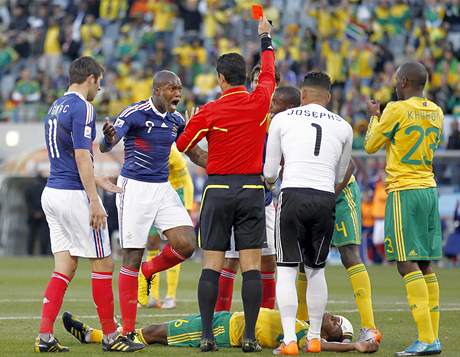 Francouzský útočník Djibril Cisse zuří, neboť kolumbijský rozhodčí Oscar Ruiz ukazuje Francouzovi Yoannu Gourcuffovi červenou kartu v utkání s Jižní Afrikou; 22. června 2010 Francouzský útočník Djibril Cisse zuří, neboť kolumbijský rozhodčí Oscar Ruiz ukazuje Francouzovi Yoannu Gourcuffovi červenou kartu v utkání s Jižní Afrikou; 22. června 2010