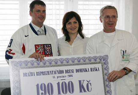 Masarykův onkologický ústav. Dres hokejového brankáře Dominika Haška, dražba. Vydražitel Petr Šikoš, manželka Dominika Haška Alena Hašková a ředitel ústavu Rostislav Vizula, Brno 2006 Masarykův onkologický ústav. Dres hokejového brankáře Dominika Haška, dražba. Vydražitel Petr Šikoš, manželka Dominika Haška Alena Hašková a ředitel ústavu Rostislav Vizula, Brno 2006