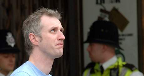 Paul Dadge před stanicí Edgware Road během prvního výročí teroristických útoků na Londýn (červenec 2006) Paul Dadge před stanicí Edgware Road během prvního výročí teroristických útoků na Londýn (červenec 2006)