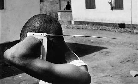 Muž s useknutými končetinami poslouchá rádio v táboře pro oběti občanské války ve Freetownu v Sierra Leone. (listopad 2005) Muž s useknutými končetinami poslouchá rádio v táboře pro oběti občanské války ve Freetownu v Sierra Leone. (listopad 2005)