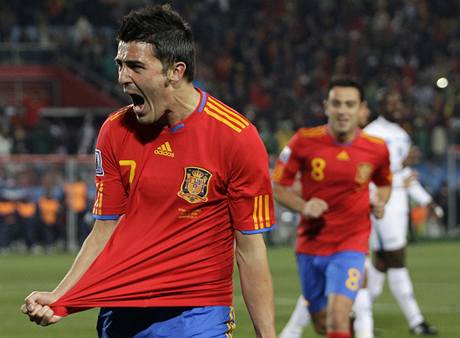 KONEČNĚ! David Villa se raduje z prvního gólu Španělů na šampionátu. KONEČNĚ! David Villa se raduje z prvního gólu Španělů na šampionátu.