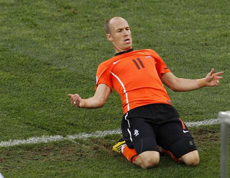 DALŠÍ GÓL LEVAČKOU. Nizozemský záložník Arjen Robben vyzrál na obránce soupeře opět svým typickým způsobem - kličkou doleva a ránou levačkou. DALŠÍ GÓL LEVAČKOU. Nizozemský záložník Arjen Robben vyzrál na obránce soupeře opět svým typickým způsobem - kličkou doleva a ránou levačkou.