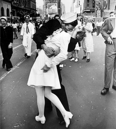 Americký námořník líbá zdravotní sestru na Times Square v New Yorku poté, co prezident Truman oznámil kapitulaci Japonska. (14. srpna 1945) Americký námořník líbá zdravotní sestru na Times Square v New Yorku poté, co prezident Truman oznámil kapitulaci Japonska. (14. srpna 1945)