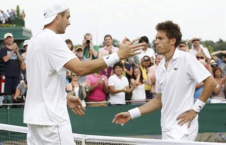 Američanovi Johnu Isnerovi (vlevo) blahopřeje Francouz Nicolas Mahut k vítězství v nejdelším zápase tenisové historie. Američanovi Johnu Isnerovi (vlevo) blahopřeje Francouz Nicolas Mahut k vítězství v nejdelším zápase tenisové historie.