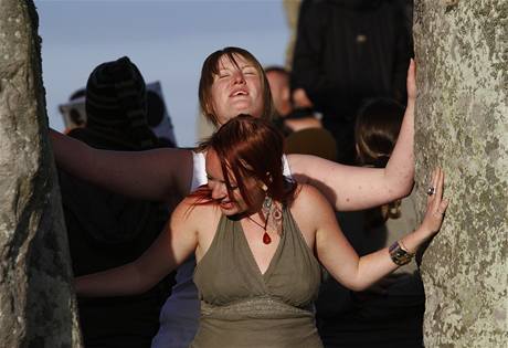 První paprsky dopadly na tváře lidí u Stonehenge krátce před pátou hodinou ráno místního času (21. června 2010) První paprsky dopadly na tváře lidí u Stonehenge krátce před pátou hodinou ráno místního času (21. června 2010)